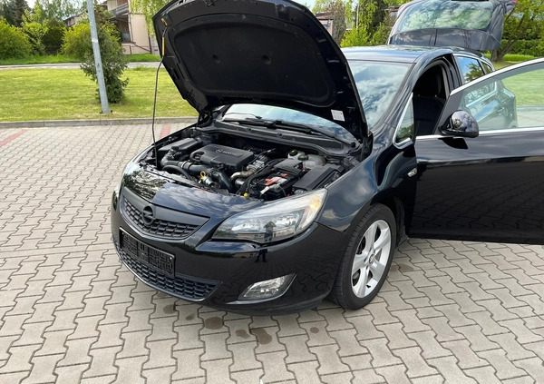 Opel Astra cena 16900 przebieg: 210000, rok produkcji 2009 z Radom małe 232